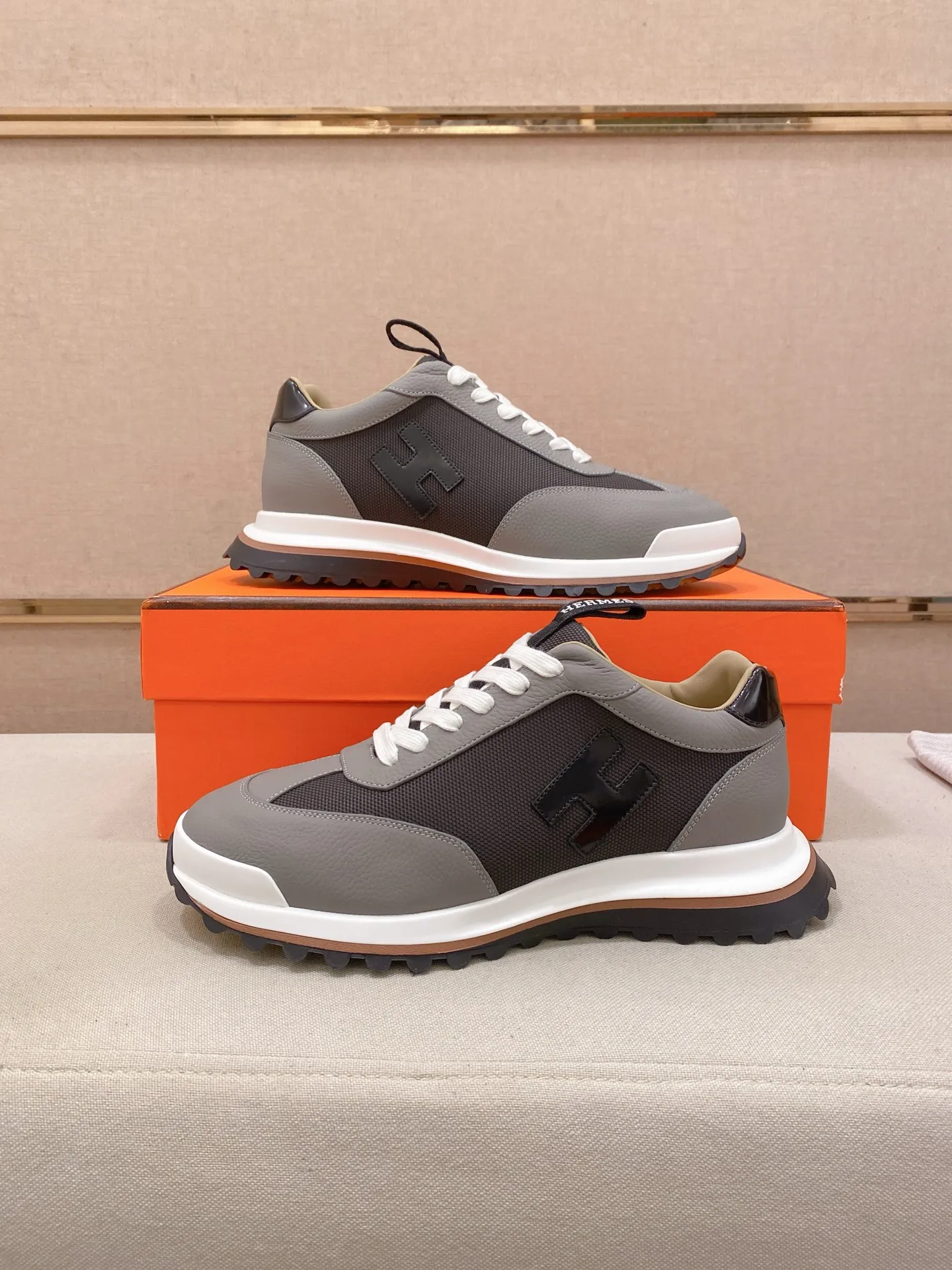 Men's shoes💰: 640💰HERMES/Hermes Leader sneakers! Tech twill, calfskin and suede goatskin sneakers featuring paneled multicolor twill, calfskin and suede. Lightweight geometric sole for a stylish urban look. Product details: White and orange rubber sole Black rubber sole with orange rubber insert Light natural leather insert White rubber toe cap Beige lambskin insole and lining Cotton strap, rubber lettering Sole height: 4cm Size: 38-39-40-41-42-43-44 (45.46 custom-made)